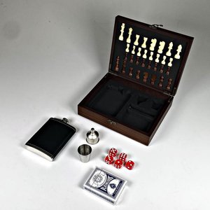 Lote siguiente: Set de Ajedrez, Dados, Cartas de Poker y Petaca
