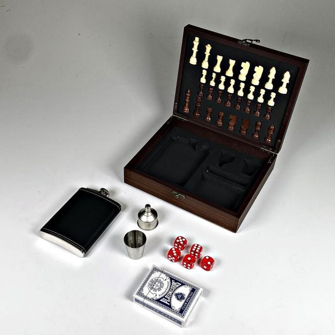 Set de Ajedrez, Dados, Cartas de Poker y Petaca