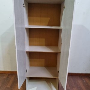 Mueble Blanco y Castaño con Puertas y Estante Abierto - imagen 2