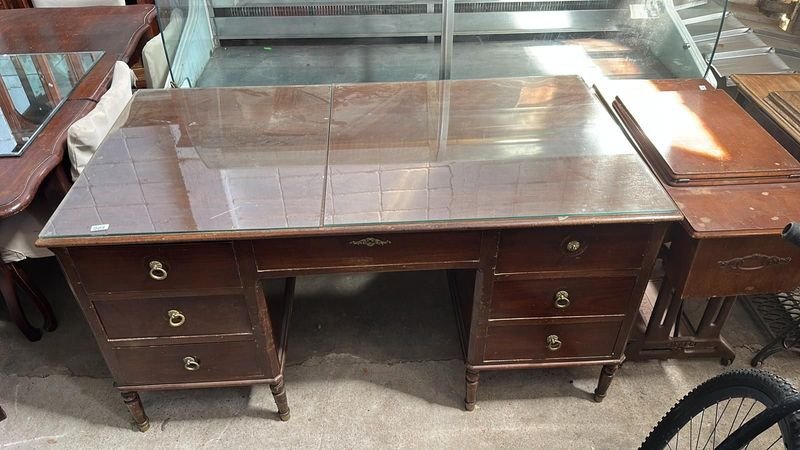 Lote anterior: Escritorio grande con vidrio y herraje en bronce