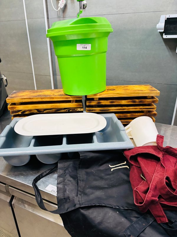 Lote de Cocina: Escurridor Verde, Tablas de Madera, Fuente y Delantales