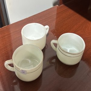 Lote siguiente: Juego de 3 Tazas de Porcelana Blancas con Fileteado Dorado