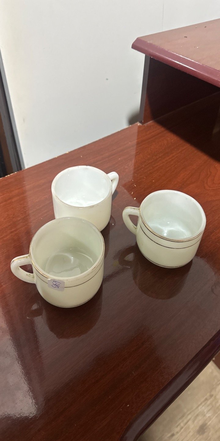 Juego de 3 Tazas de Porcelana Blancas con Fileteado Dorado