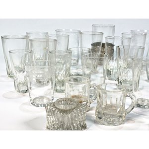 Lote de 32 Piezas de Vidrio Hialino: Vasos y Jarritas para Licor - imagen 3