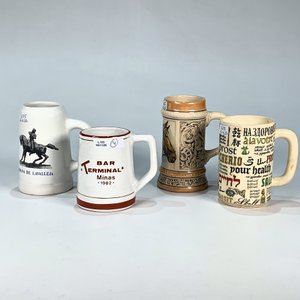 Lote siguiente: Lote de 4 jarras de cerámica para cerveza con decoraciones temáticas