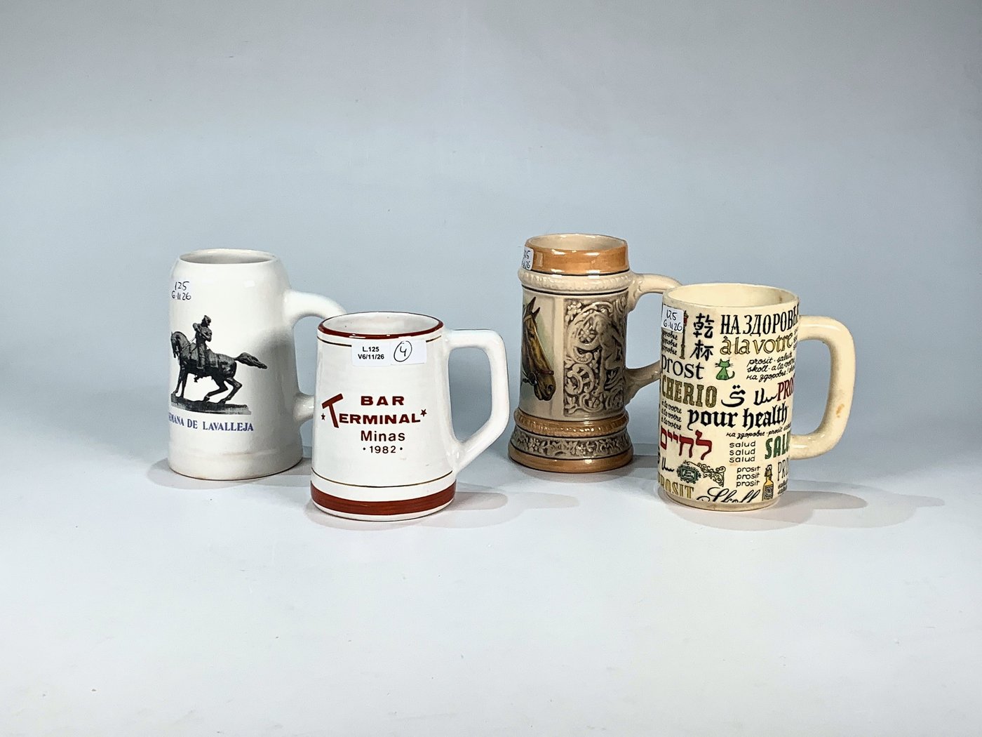 Lote de 4 jarras de cerámica para cerveza con decoraciones temáticas