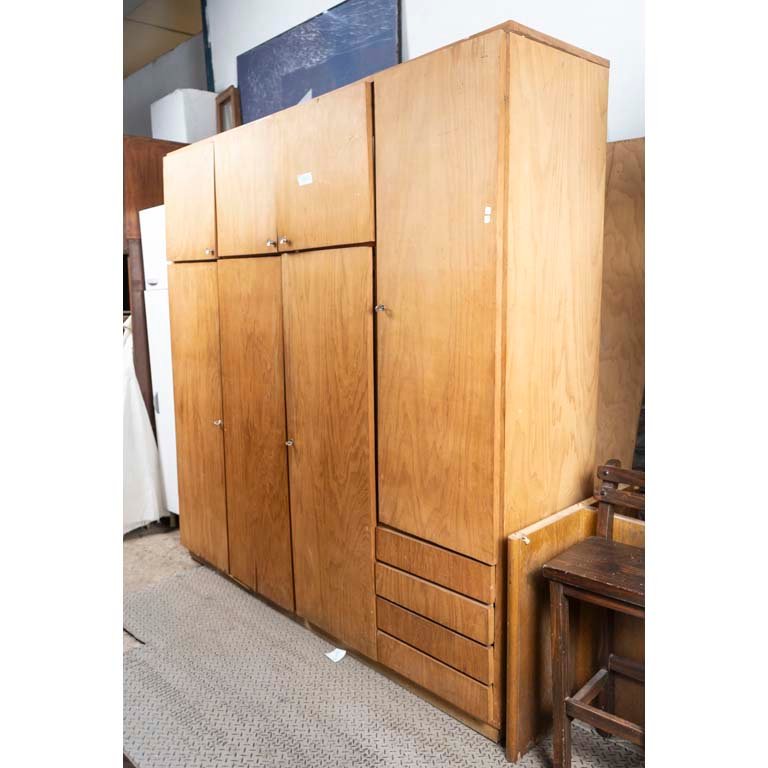 Ropero de Madera con Siete Puertas y Cuatro Cajones