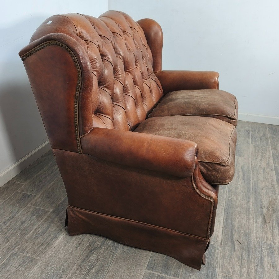 Sillón de cuero capitoneado con respaldo capitoneado y almohadones - imagen 3