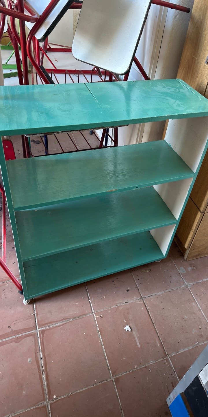 Lote anterior: Repisa de tres niveles con pintura verde y estructura metálica roja