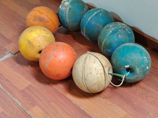 Lote de 8 Boyas Esféricas Usadas en Varios Colores y Tamaños