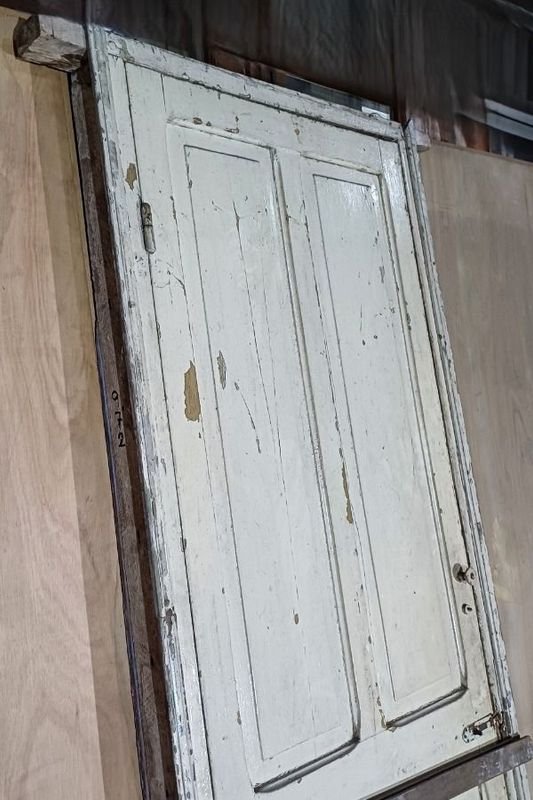 Puerta de madera con problemas de pintura y desgaste - imagen 8