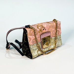 Cartera Moderna Rosa, Negra y Gris con Diseño Floral y Detalles Dorados - imagen 1