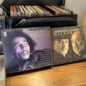 Selección de CDs de Música Variada con Estuche y Soportes - imagen 3