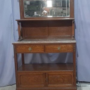 Lote anterior: Mueble Antiguo de Roble con Espejo Biselado y Tapa de Mármol