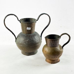 Lote anterior: Dos piezas en cobre, jarrón asas laterales de 29 x 32 cm y jarra de 16 cm (con abolladuras)