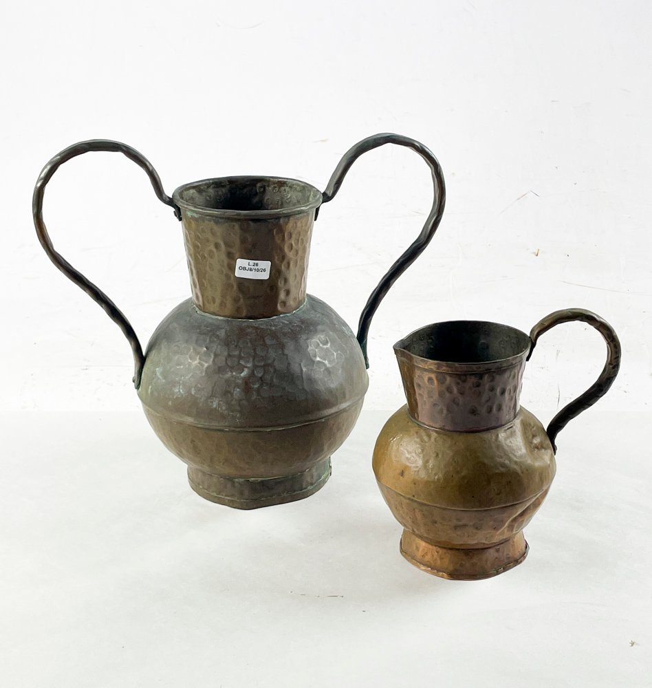 Dos piezas en cobre, jarrón asas laterales de 29 x 32 cm y jarra de 16 cm (con abolladuras)