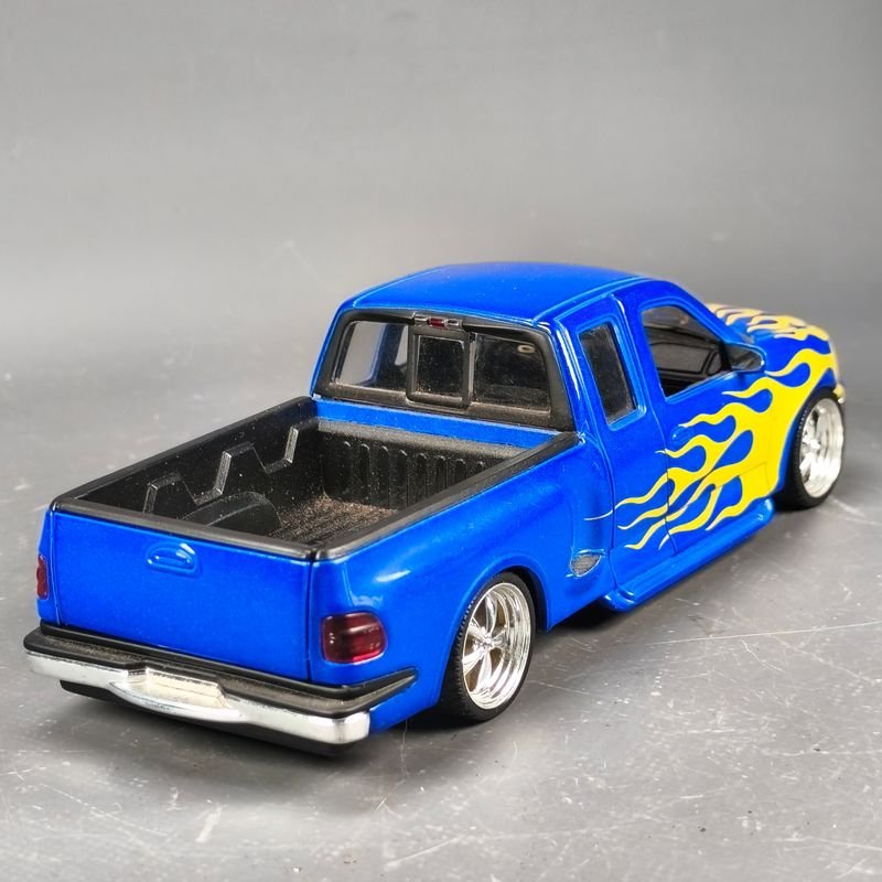 Camioneta Ford F100 escala 1/24 en metal azul con llamas - imagen 3
