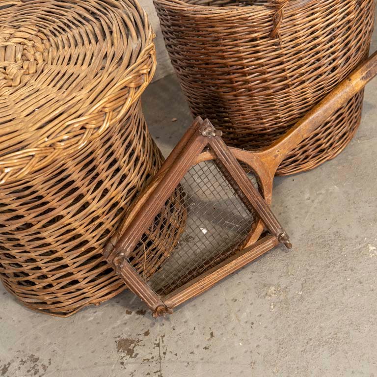 Tres canastos antiguos de madera con detalles de uso y prensa - imagen 2