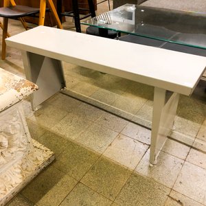 Piedra Decorativa Blanca con Relieves y Banco Metálico Blanco - imagen 2