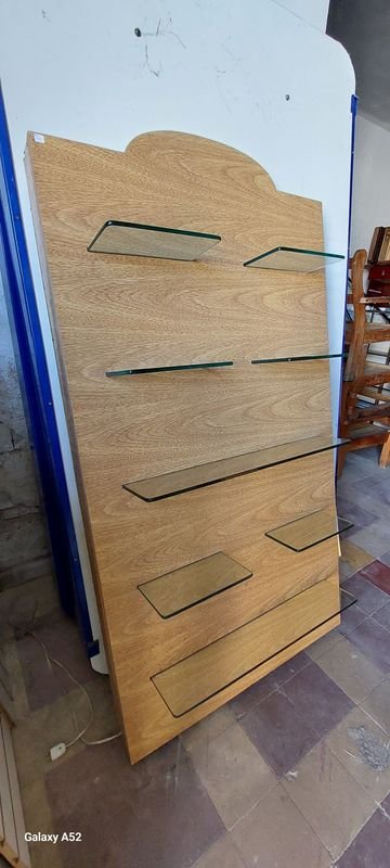 Excibidor con estantes de vidrio para decorar tu hogar - imagen 4