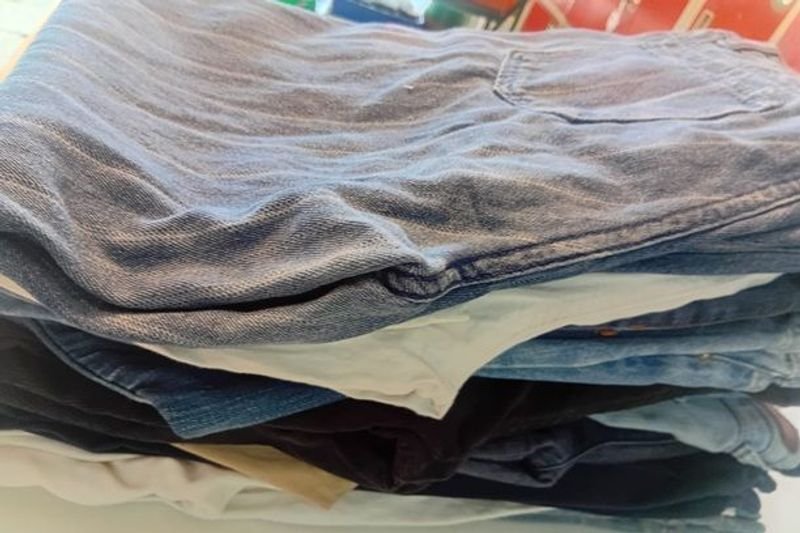 Ropa de jeans unisex en buen estado - imagen 3