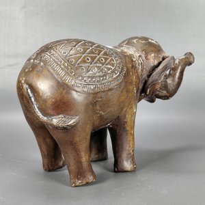Elefante de Bronce Decorado con Detalles de Desgaste - imagen 6