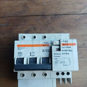 Lote de 3 Disyuntores Termomagnéticos TQC BH17 y BH18 - imagen 2