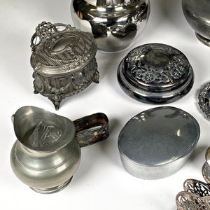 Lote de 14 Piezas Metálicas: Jarras, Alhajeros, Floreros, Servilleteros y Más - imagen 2