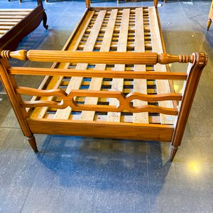 Elegante Cama Antigua de Madera Estilo Francés - imagen 2