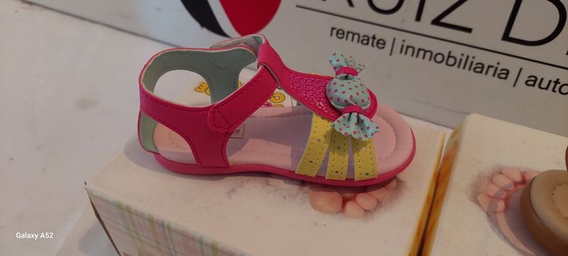 Calzado Talle 21: Sandalias Coloridas con Corchetes y Botones - imagen 2