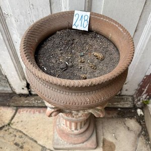 Lote anterior: Pedestal con Macetero de Barro