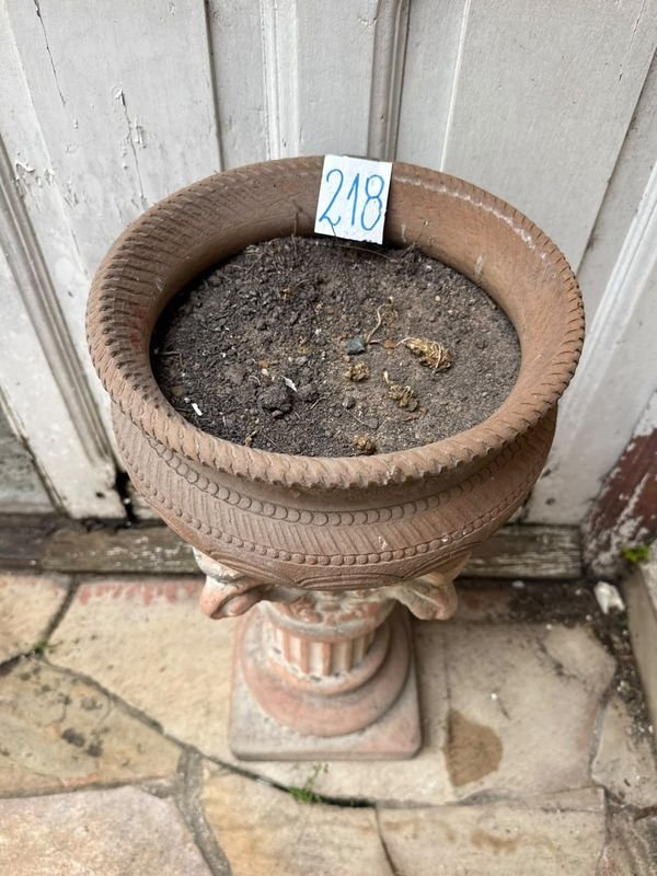 Pedestal con Macetero de Barro