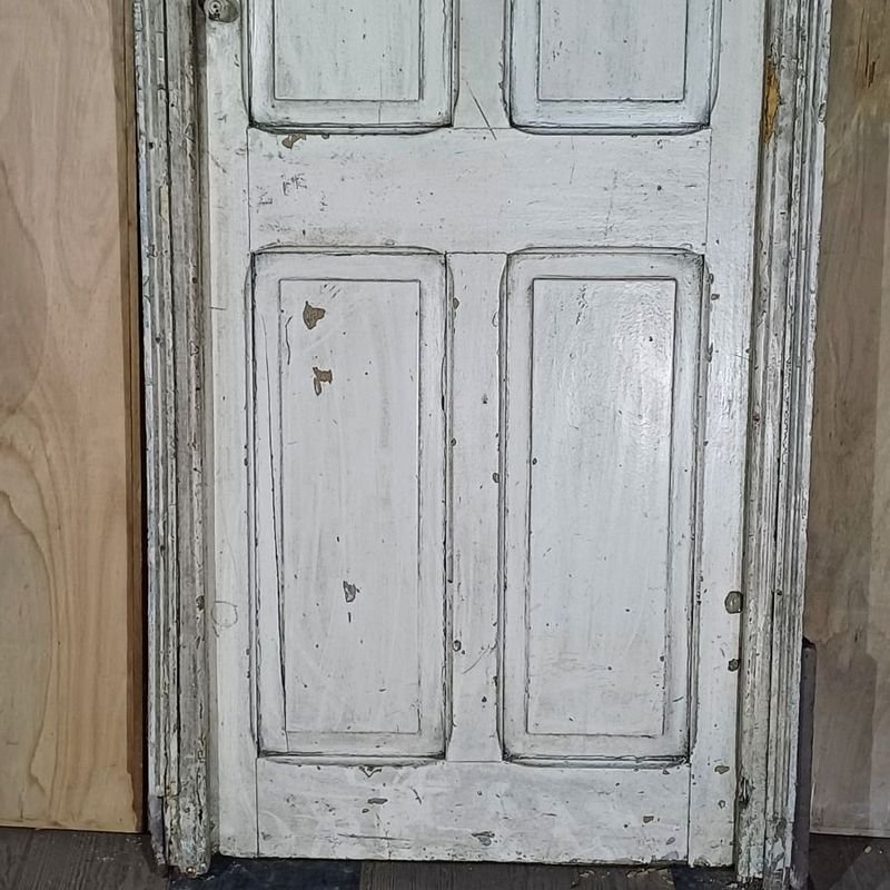 Puerta de madera con problemas de pintura y desgaste - imagen 2