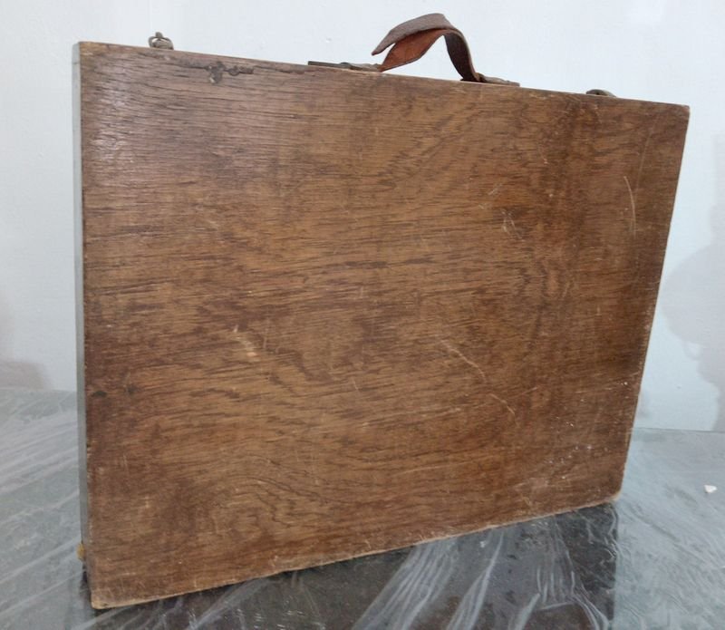 Antiguo botiquín de viaje de madera con emblema médico - imagen 3