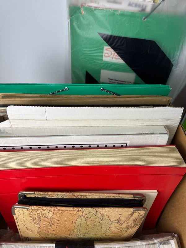 Caja repleta de insumos de papelería nuevos - imagen 6