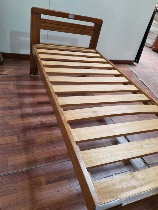 Cama de madera con estructura y colchón - imagen 5