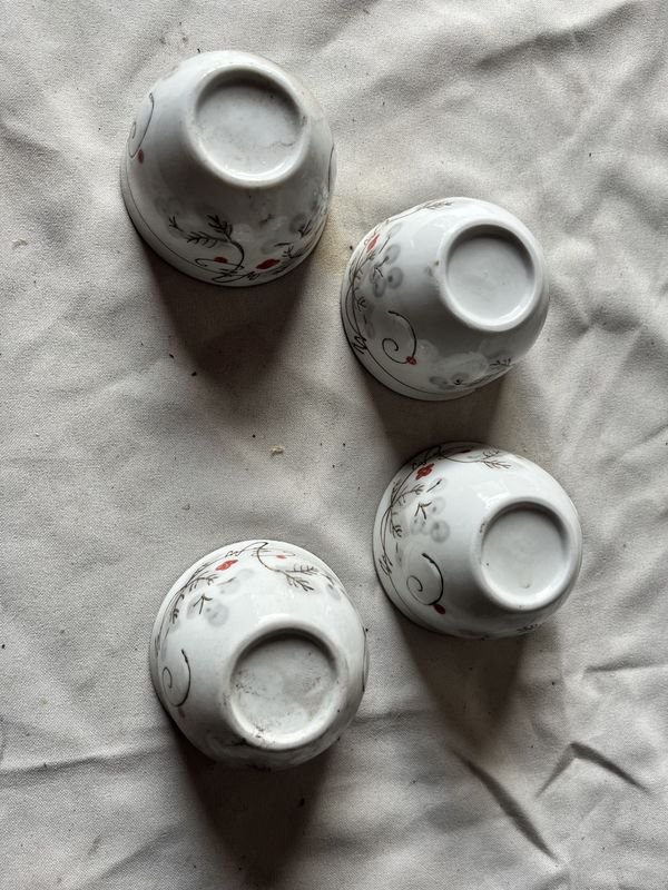 Porcelana blanca con flores rojas en cuatro tazas - imagen 3