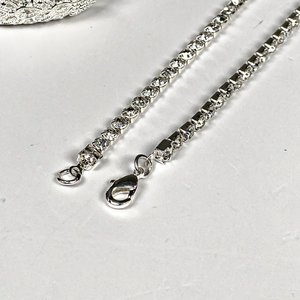 Dos Pulseras de Metal Plateado con Diseño - imagen 4
