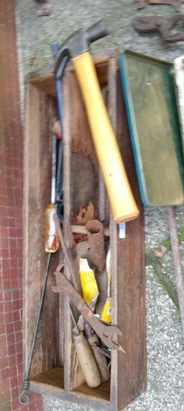 Cajón de Madera con Herramientas Varias: Mechas, Martillo, Terrajás, Llaves, Pinza y Destornilladores - imagen 1