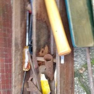Lote siguiente: Cajón de Madera con Herramientas Varias: Mechas, Martillo, Terrajás, Llaves, Pinza y Destornilladores