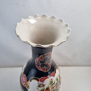 Jarrón Oriental Grande con Diseño Floral y Detalles Dorados - imagen 4