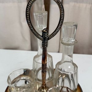 Christofle Vinagreras de Cristal con Base Metálica y Grabado Monograma - imagen 4