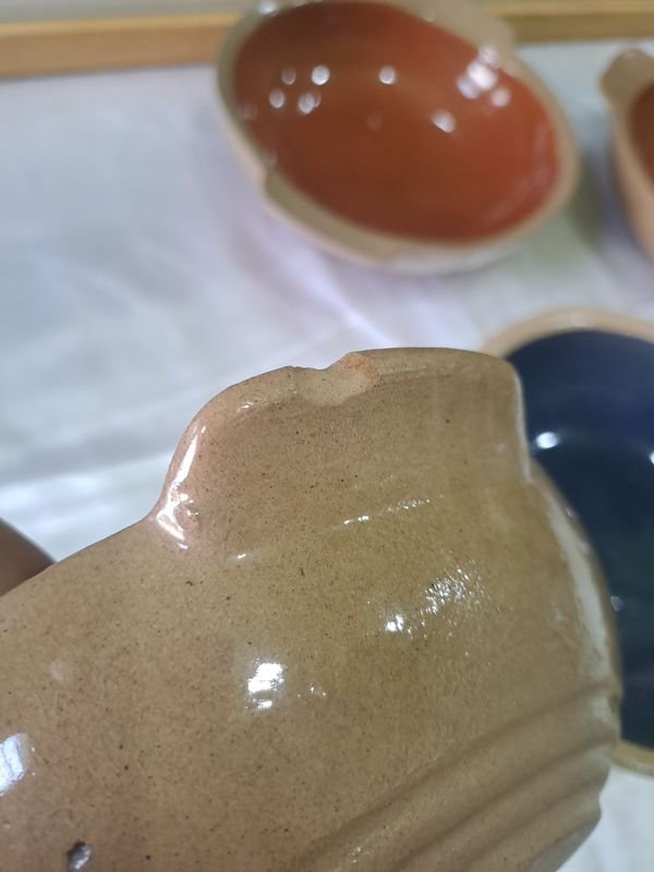 Cuatro tazas de barro con colores, mínima chapa en su borde - imagen 4