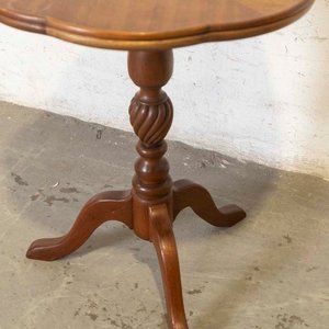 Mesa Auxiliar Inglesa de Sala con Tapa Lobulada y Pie Trípode - imagen 3