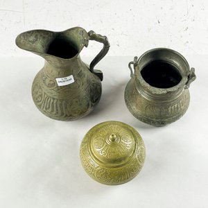 Tres piezas en metal y bronce labradas alhajero de 10 cm, jarra de 17 cm y 10 cm - imagen 2