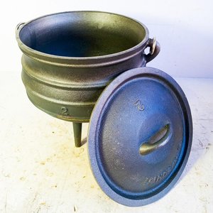 Lote siguiente: Olla de Hierro Fundido con Tapa y 3 Patas - 5 Litros