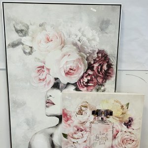 Lote siguiente: Dos Láminas Decorativas Enmarcadas: Mujer con Flores y Perfume