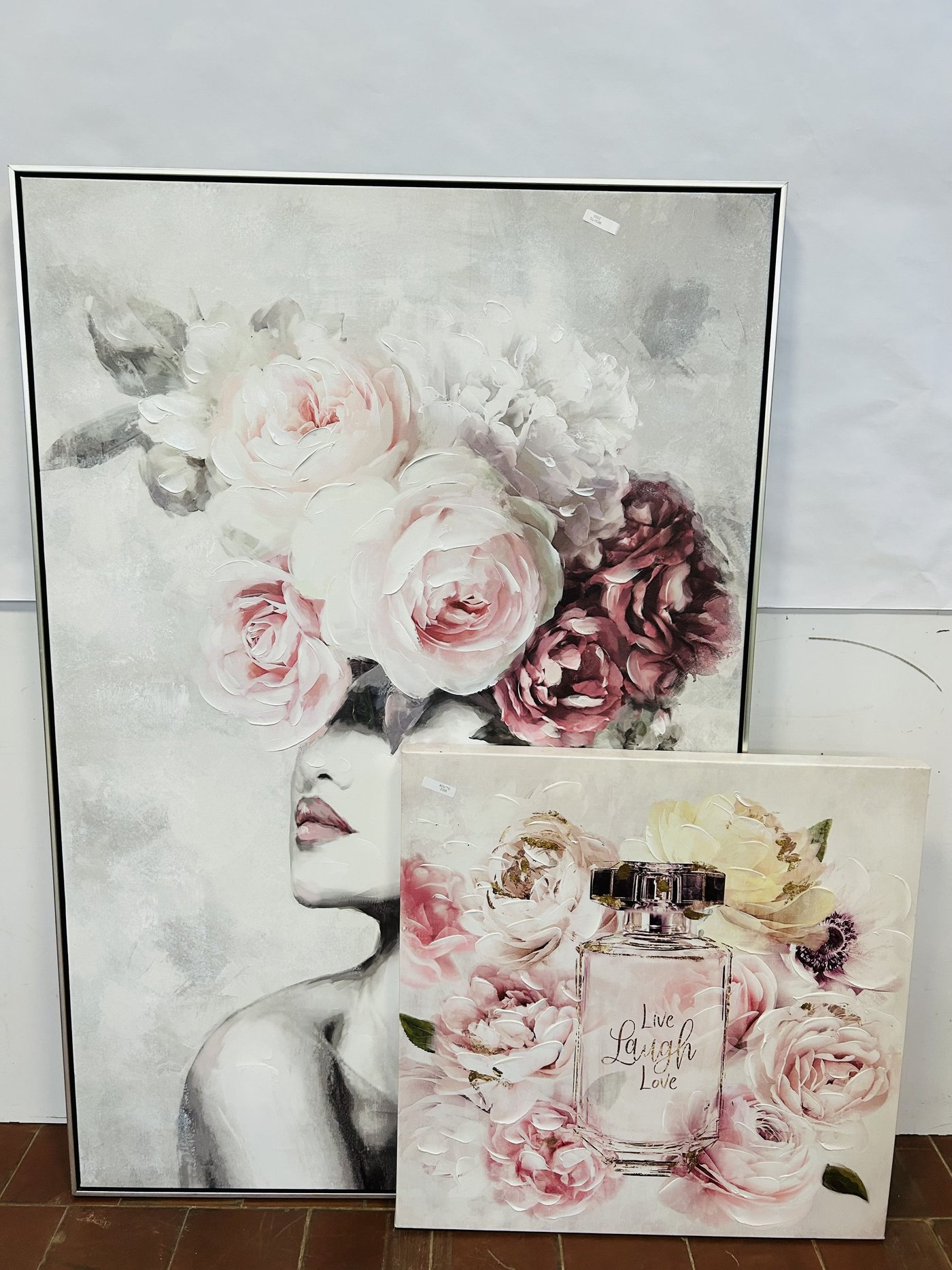 Dos Láminas Decorativas Enmarcadas: Mujer con Flores y Perfume