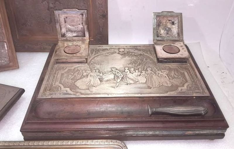 Escribanía Francesa del Siglo XIX con Gravados en Bronce - imagen 10