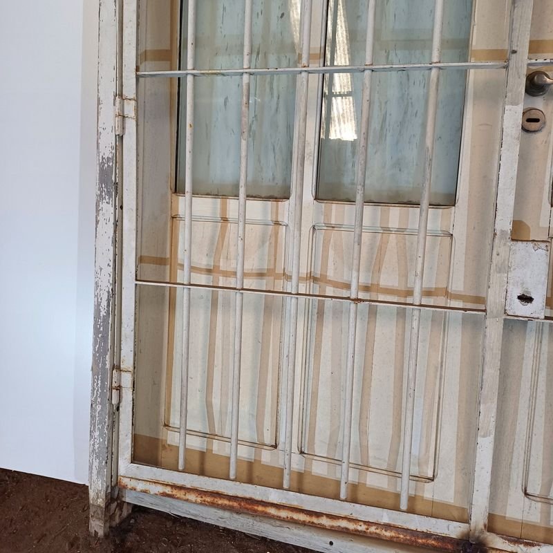 Puerta de dos hojas batientes en cedro con diseño de tablero y vidrio - imagen 5